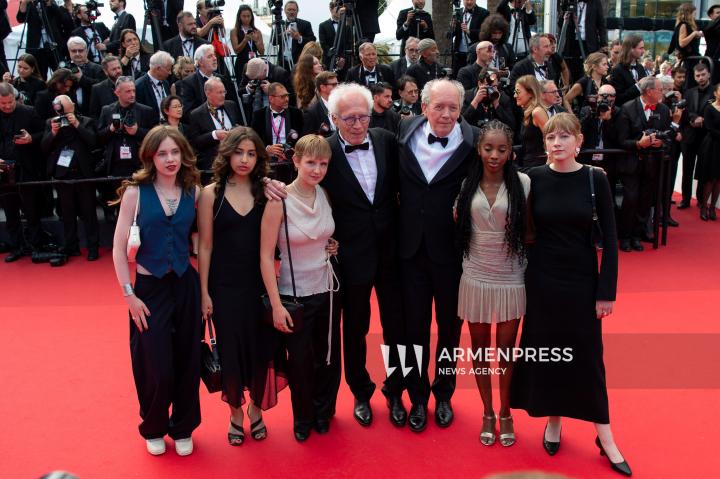 CANNES, FRANCE - MAY 24: Jury President Juliette Binoche, alongside jury members Halle Berry, Payal Kapadia, Alba Rohrwacher, Leïla Slimani, Dieudo Hamadi, Hong Sang-soo, Carlos Reygadas, and Jeremy Strong, attend the Closing Ceremony red carpet at the 78th annual Cannes Film Festival