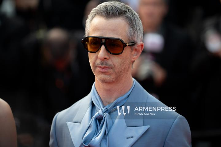 CANNES, FRANCE - MAY 24: Jury President Juliette Binoche, alongside jury members Halle Berry, Payal Kapadia, Alba Rohrwacher, Leïla Slimani, Dieudo Hamadi, Hong Sang-soo, Carlos Reygadas, and Jeremy Strong, attend the Closing Ceremony red carpet at the 78th annual Cannes Film Festival