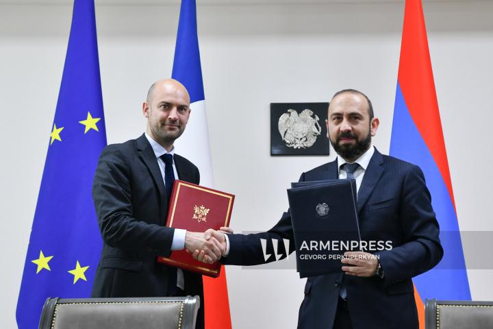 التوقيع على اتفاقيات بين أرمينيا وفرنسا