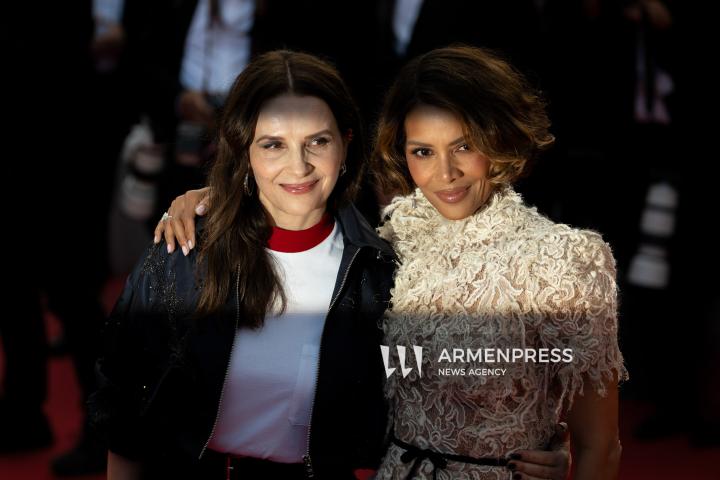 CANNES, FRANCE - MAY 24: Jury President Juliette Binoche, alongside jury members Halle Berry, Payal Kapadia, Alba Rohrwacher, Leïla Slimani, Dieudo Hamadi, Hong Sang-soo, Carlos Reygadas, and Jeremy Strong, attend the Closing Ceremony red carpet at the 78th annual Cannes Film Festival
