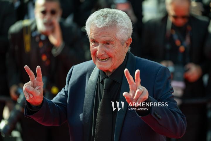 CANNES, FRANCE - MAY 24: Jury President Juliette Binoche, alongside jury members Halle Berry, Payal Kapadia, Alba Rohrwacher, Leïla Slimani, Dieudo Hamadi, Hong Sang-soo, Carlos Reygadas, and Jeremy Strong, attend the Closing Ceremony red carpet at the 78th annual Cannes Film Festival