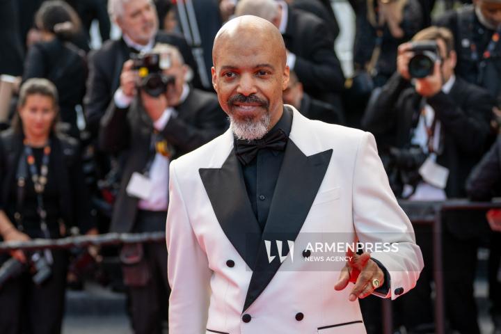 CANNES, FRANCE - MAY 24: Jury President Juliette Binoche, alongside jury members Halle Berry, Payal Kapadia, Alba Rohrwacher, Leïla Slimani, Dieudo Hamadi, Hong Sang-soo, Carlos Reygadas, and Jeremy Strong, attend the Closing Ceremony red carpet at the 78th annual Cannes Film Festival