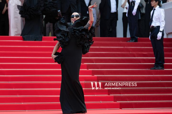 CANNES, FRANCE - MAY 24: Jury President Juliette Binoche, alongside jury members Halle Berry, Payal Kapadia, Alba Rohrwacher, Leïla Slimani, Dieudo Hamadi, Hong Sang-soo, Carlos Reygadas, and Jeremy Strong, attend the Closing Ceremony red carpet at the 78th annual Cannes Film Festival