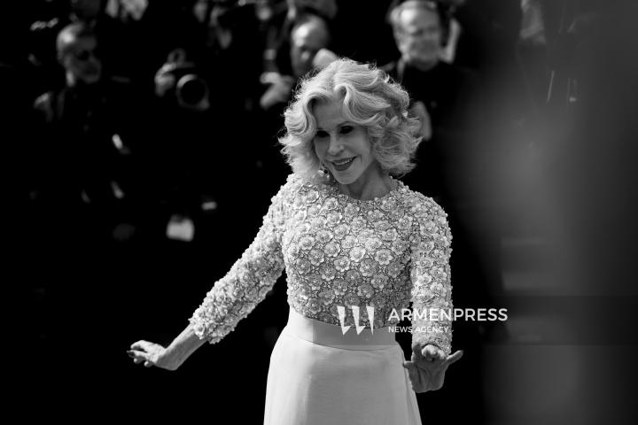 CANNES, FRANCE - MAY 24: Jury President Juliette Binoche, alongside jury members Halle Berry, Payal Kapadia, Alba Rohrwacher, Leïla Slimani, Dieudo Hamadi, Hong Sang-soo, Carlos Reygadas, and Jeremy Strong, attend the Closing Ceremony red carpet at the 78th annual Cannes Film Festival