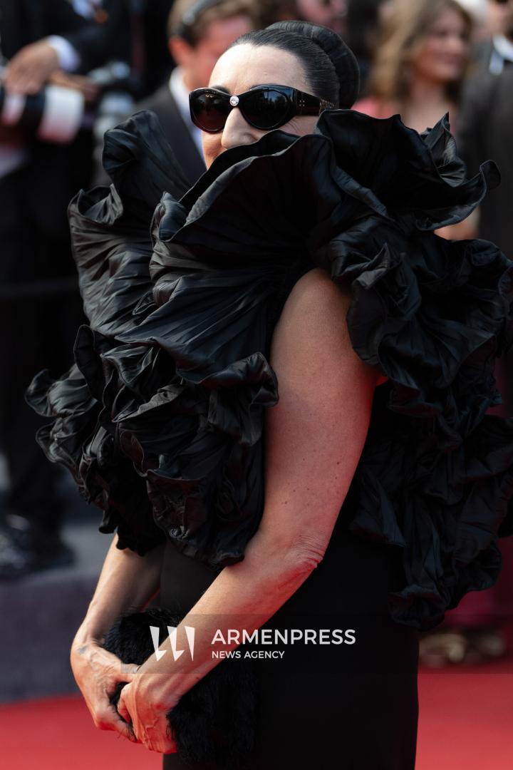 CANNES, FRANCE - MAY 24: Jury President Juliette Binoche, alongside jury members Halle Berry, Payal Kapadia, Alba Rohrwacher, Leïla Slimani, Dieudo Hamadi, Hong Sang-soo, Carlos Reygadas, and Jeremy Strong, attend the Closing Ceremony red carpet at the 78th annual Cannes Film Festival