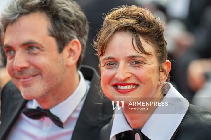 CANNES, FRANCE - MAY 24: Jury President Juliette Binoche, alongside jury members Halle Berry, Payal Kapadia, Alba Rohrwacher, Leïla Slimani, Dieudo Hamadi, Hong Sang-soo, Carlos Reygadas, and Jeremy Strong, attend the Closing Ceremony red carpet at the 78th annual Cannes Film Festival