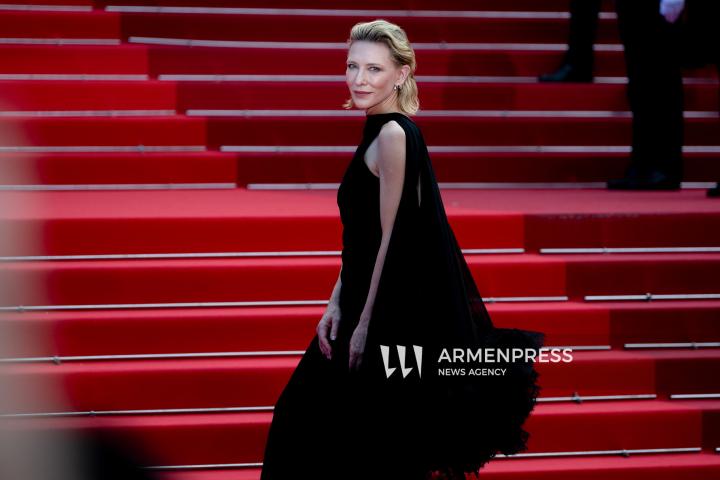 CANNES, FRANCE - MAY 24: Jury President Juliette Binoche, alongside jury members Halle Berry, Payal Kapadia, Alba Rohrwacher, Leïla Slimani, Dieudo Hamadi, Hong Sang-soo, Carlos Reygadas, and Jeremy Strong, attend the Closing Ceremony red carpet at the 78th annual Cannes Film Festival