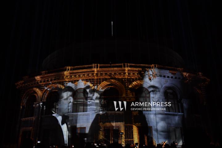 Le bâtiment du Théâtre académique national d'opéra et de ballet Alexandre Spendiaryan avec son nouvel éclairage