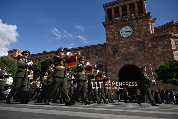 Marche festive des orchestres militaires des Forces armées du ministère de la Défense à Erevan