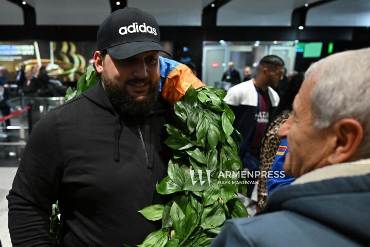 عودة منتخب أرمينيا لرفع الأثقال من بطولة العالم إلى الوطن-صور-