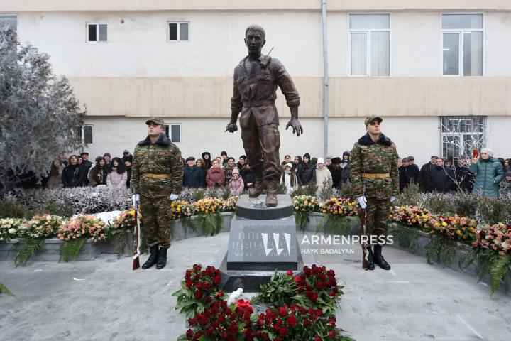 4-day war Hero Robert Abajyan’s statue unveiled in Yerevan