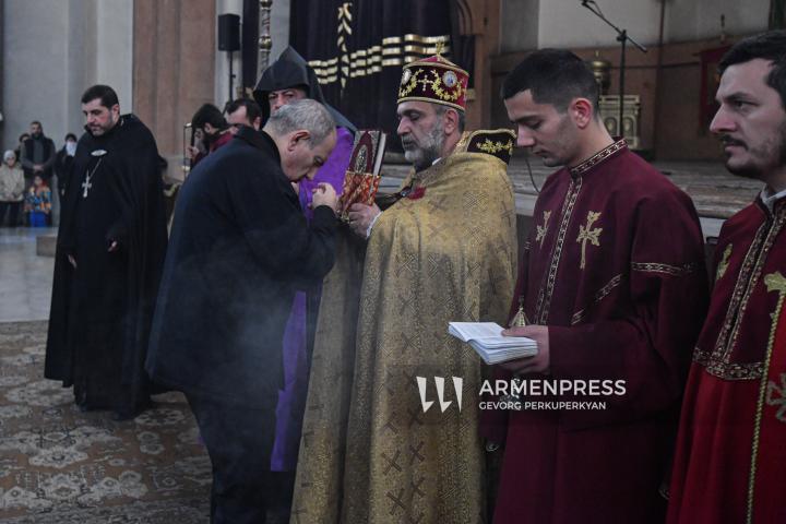 Nikol Pashinyan asistió a la misa en la Iglesia de la Santa Cruz en Ereván.