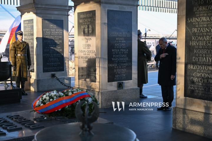 Primer ministro de Armenia visitó la Tumba del Soldado Desconocido en Varsovia