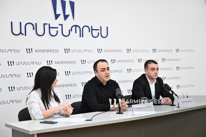 Conférence de presse du directeur artistique du Théâtre dramatique d'État de Gyumri, Lyudvig Harutyunyan, et du metteur en scène Aram Karapetyan