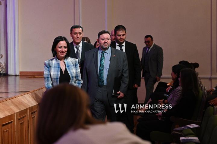 Խաղաղության կորպուսի 30 նոր կամավորների երդման հանդիսավոր արարողությունը