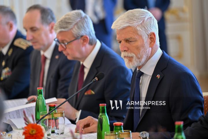 Հայաստանի և Չեխիայի նախագահների տետ-ա-տետ և ընդլայնված կազմով հանդիպումները