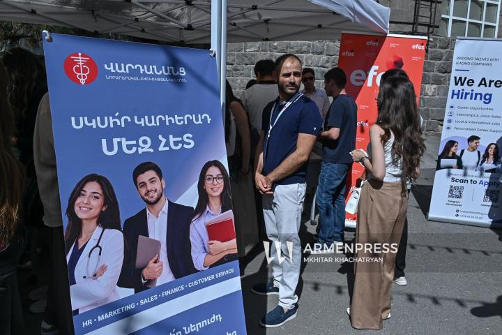 Աշխատանքի տոնավաճառ Հայաստանի պետական տնտեսագիտական համալսարանի բակում