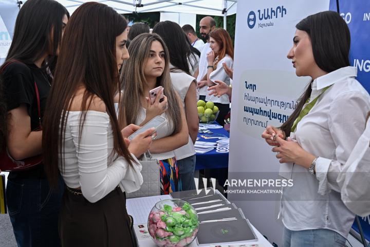 Աշխատանքի տոնավաճառ Հայաստանի պետական տնտեսագիտական համալսարանի բակում