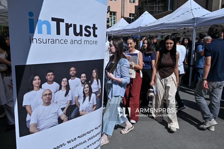 Աշխատանքի տոնավաճառ Հայաստանի պետական տնտեսագիտական համալսարանի բակում