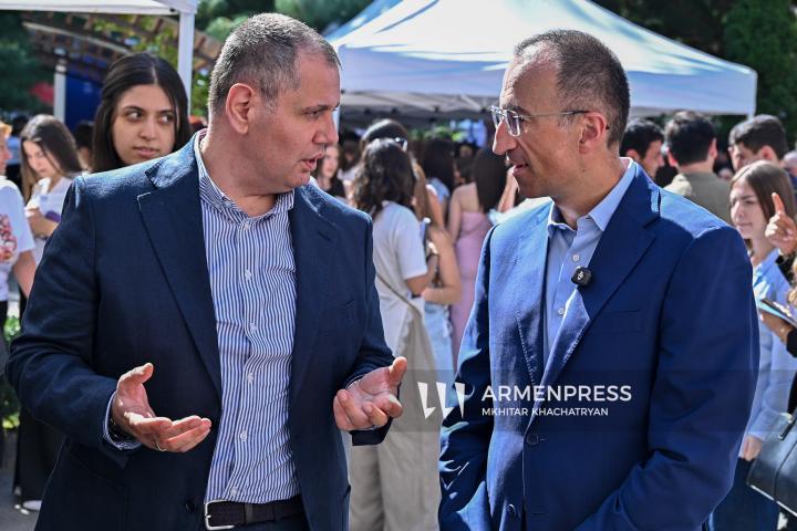 Աշխատանքի տոնավաճառ Հայաստանի պետական տնտեսագիտական համալսարանի բակում