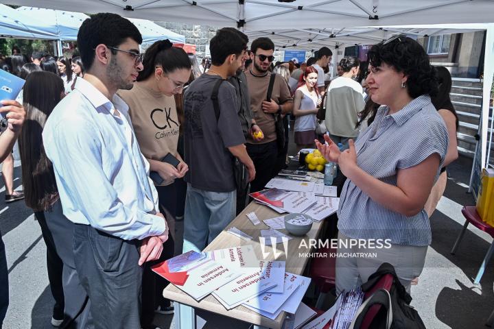 Աշխատանքի տոնավաճառ Հայաստանի պետական տնտեսագիտական համալսարանի բակում