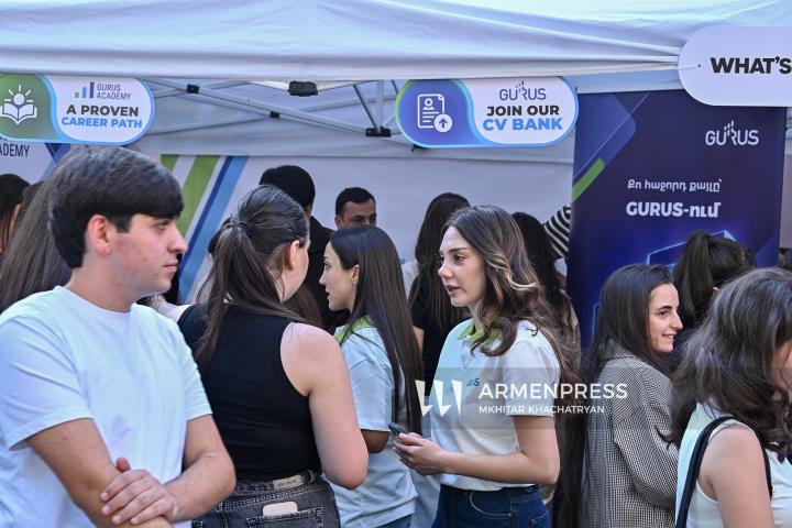 Աշխատանքի տոնավաճառ Հայաստանի պետական տնտեսագիտական համալսարանի բակում