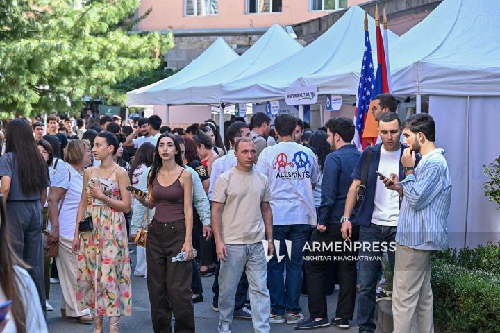 Աշխատանքի տոնավաճառ Հայաստանի պետական տնտեսագիտական համալսարանի բակում