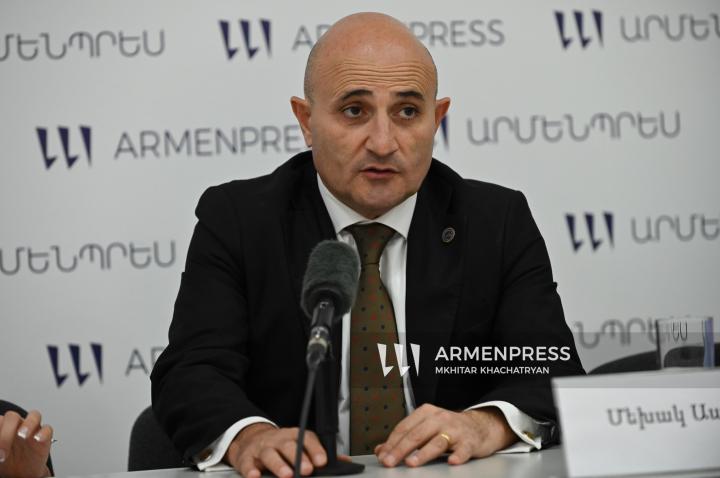Մեխակ Ապրեսյան