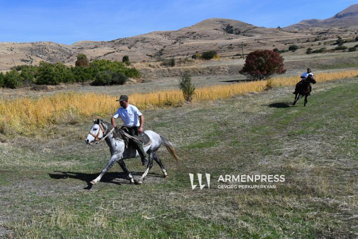 Ձիերի լեռնային մրցավազք և բերքի տոն. Արտավան գյուղում անցկացվել է բարդ լեռնային պայմաններում ձիերի մրցավազք