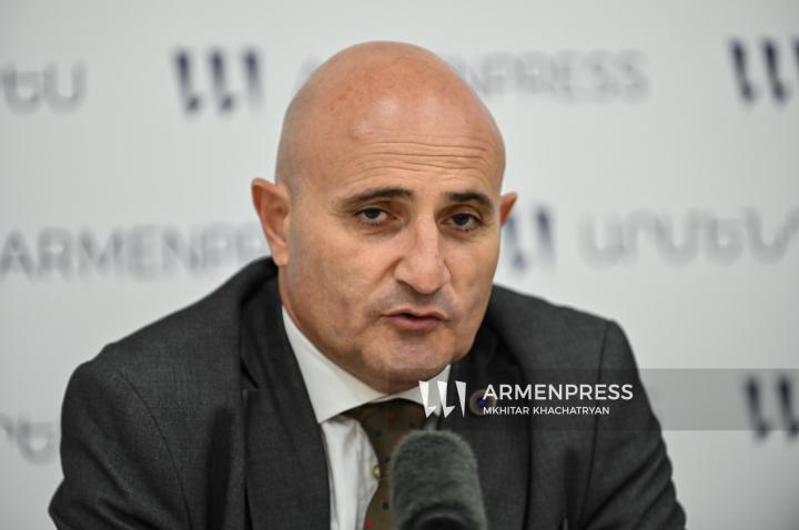 Մեխակ Ապրեսյան
