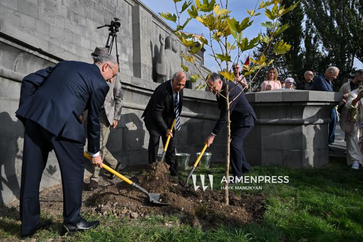 Մատենադարանի այգու հիմնարկեքի արարողությունը