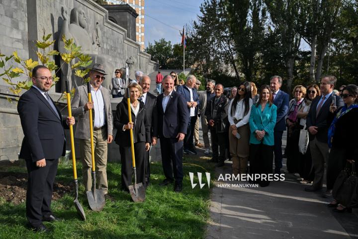 Մատենադարանի այգու հիմնարկեքի արարողությունը
