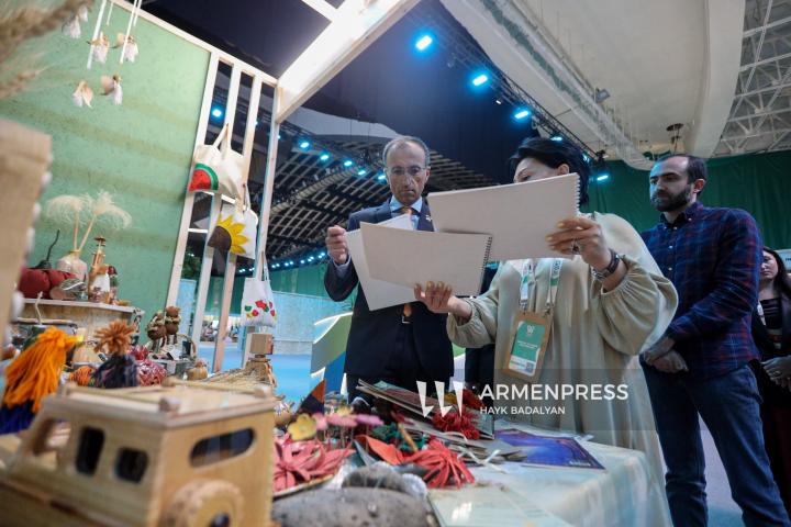 COP17.  ՀՀ աշխատանքի և սոցիալական հարցերի նախարար Արսեն Թորոսյանն ու ՀՀ էկոնոմիկայի նախարարի տեղակալ Արման Խոջոյանն այցելել են Կանաչ գոտի
