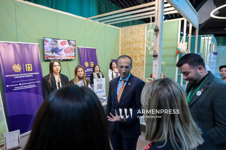COP17.  ՀՀ աշխատանքի և սոցիալական հարցերի նախարար Արսեն Թորոսյանն ու ՀՀ էկոնոմիկայի նախարարի տեղակալ Արման Խոջոյանն այցելել են Կանաչ գոտի