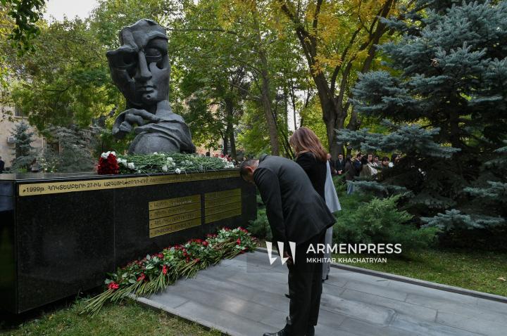 1999 թ. հոկտեմբերի 27-ի ոճրագործության զոհերի հիշատակին նվիրված հարգանքի տուրքի արարողությունը