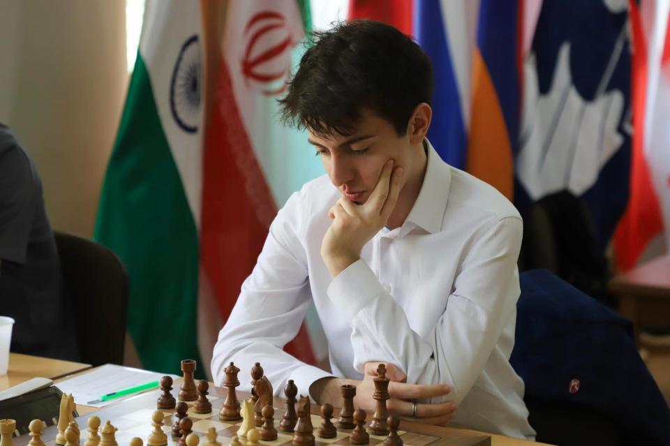 عضو منتخب أرمينيا أمين أوهانيان البالغ من العمر 17 عام وصيف بطل العالم الشطرنج تحت 20 عام والمنتخب الأرمني بحرز عدة ميداليات