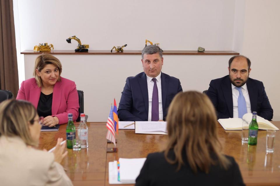 Ministro de Administración Territorial e Infraestructura de Armenia se reunió con la representante especial del Departamento de Estado de Estados Unidos