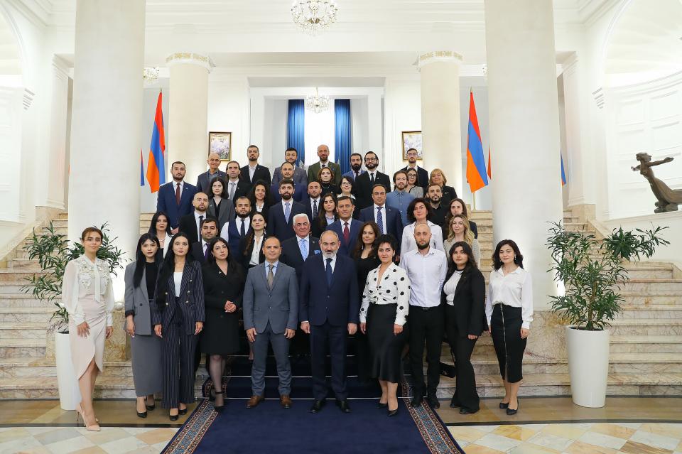 رئيس الوزراء نيكول باشينيان يستقبل المشاركين في برنامج "إي كوردز" المخصص للمشتركين من الشتات الأرمني في العمل بدوائر الدولة الأرمنية