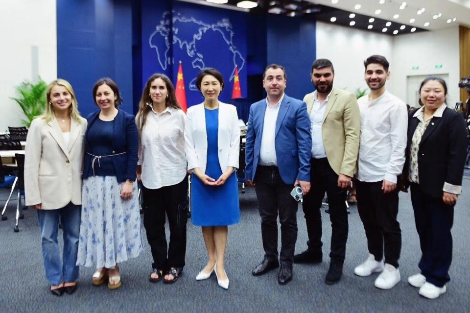 Chinese Foreign Ministry spokesperson meets with journalists and bloggers from Armenia