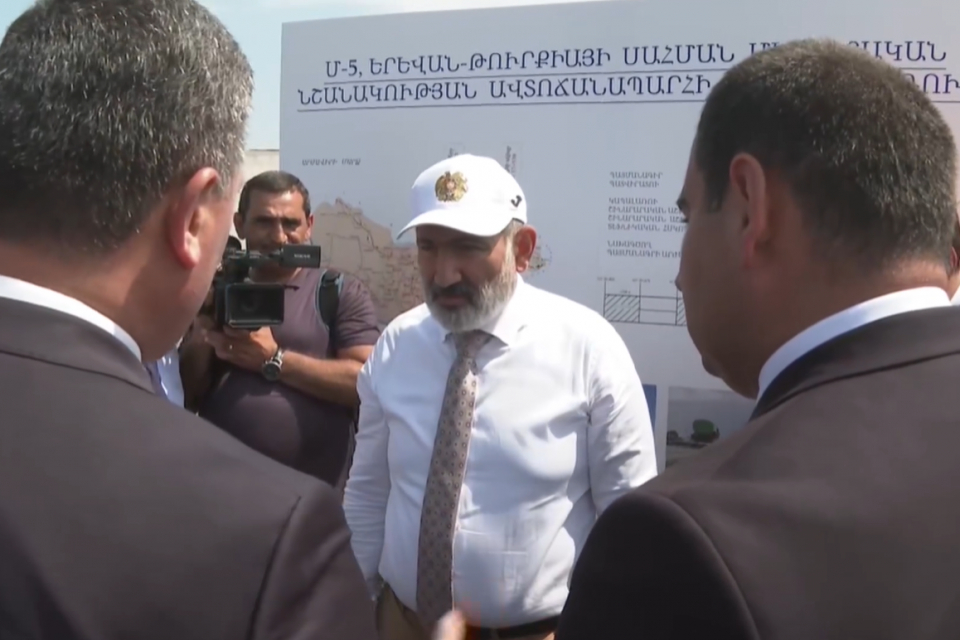 Премьер-министр ознакомился с ходом капитального ремонта дорог в Армавирской области, посетил общину Мецамор