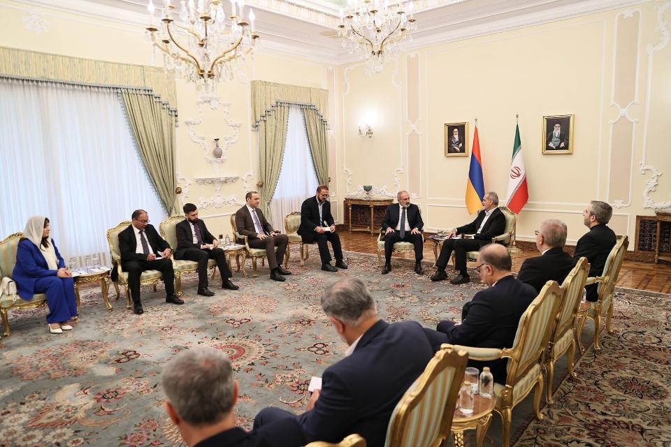 رئیس جمهور ایران: « ایران برای توسعه روابط سیاسی، اقتصادی و بشردوستانه خود با ارمنستان اهمیت زیادی قائل است.»