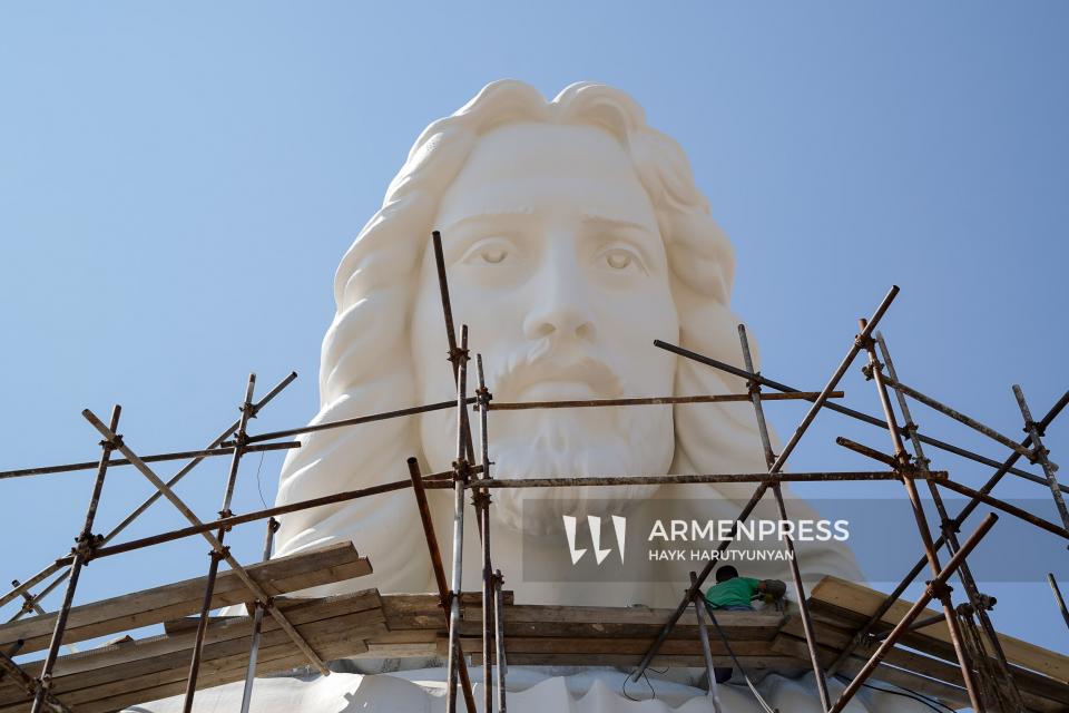 Construction of Jesus Christ statue