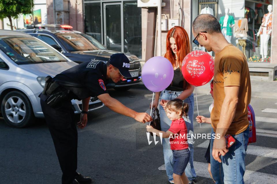 Patrulleros entregan globos a los niños por el inicio del ciclo lectivo