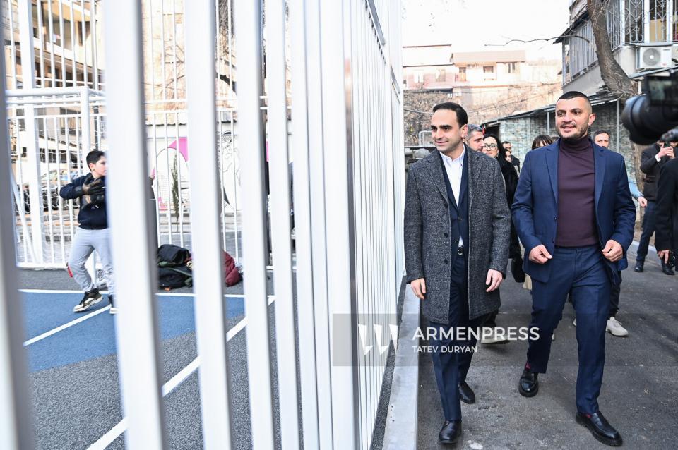 Le maire d'Erevan, Tigran Avinyan, visite le centre-ville à pied