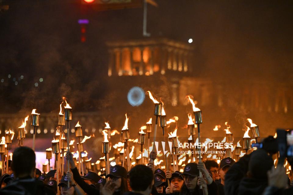 La traditionnelle marche aux flambeaux vers Tsitsernakaberd a lieu à Erevan