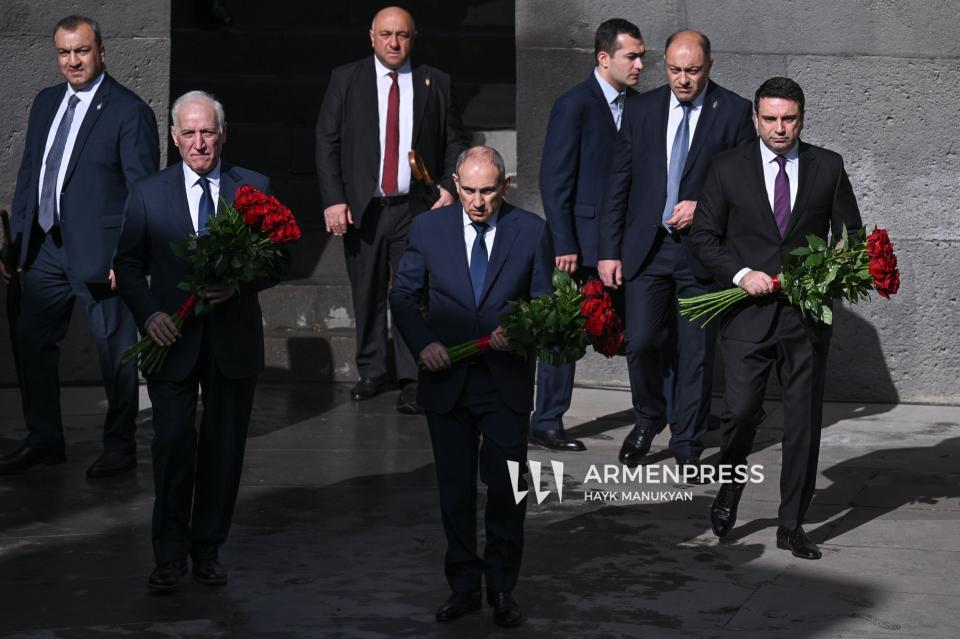 Ermenistan'ın en üst düzey yöneticileri, Ermeni Soykırımı kurbanlarının anısına saygı duruşunda bulundu