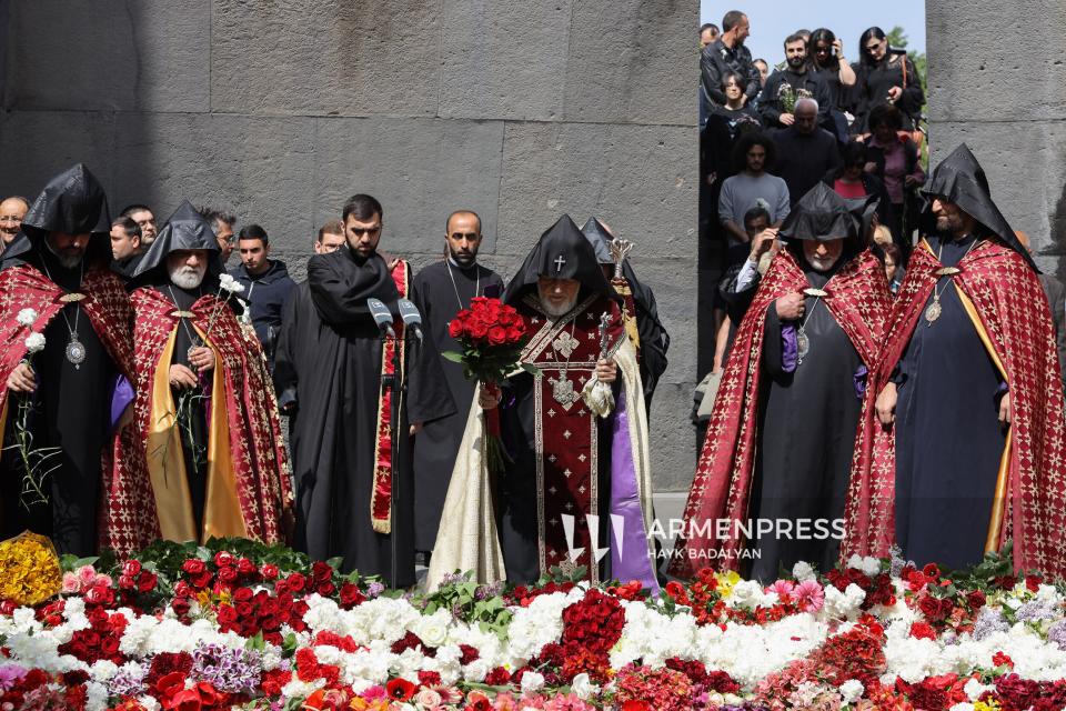 Tüm Ermeniler Katolikosu II. Karekin Hazretleri, Tsitsernakaberd Anıt Kompleksi'nde Ermeni Soykırımı'nın masum kurbanlarının anısına saygı duruşunda bulundu