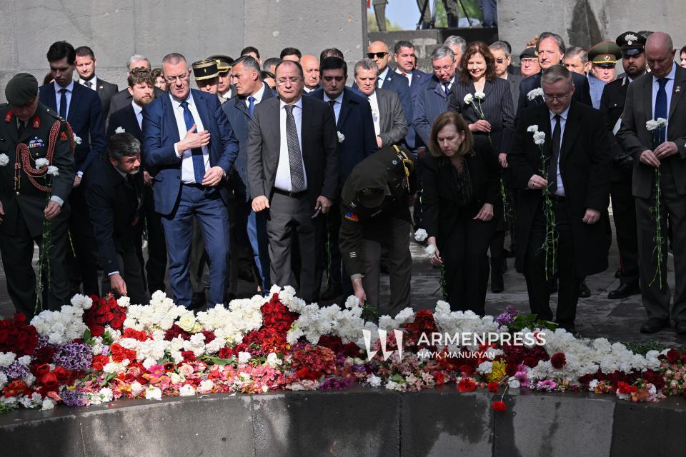 Les ambassadeurs accrédités en Arménie et les responsables européens ont rendu hommage à la mémoire des victimes du génocide arménien au mémorial de Tsitsernakaberd