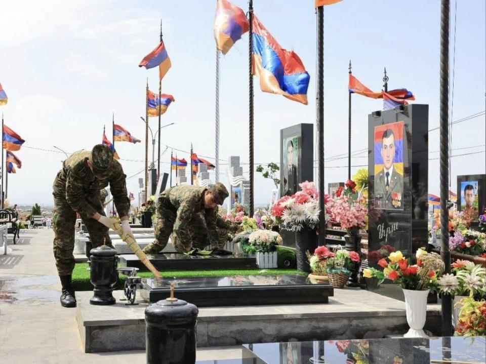 Զինվորականները «Եռաբլուր»-ում կատարել են բարեկարգման և մաքրման աշխատանքներ