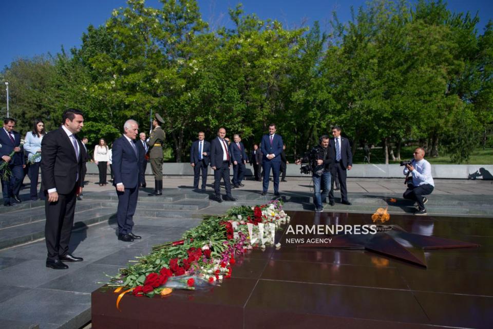 Высшее руководство Республики Армения почтило память погибших в Великой Отечественной войне